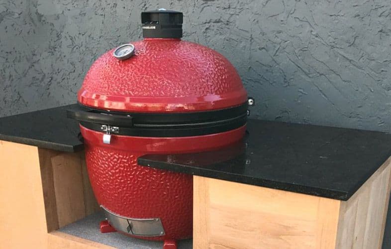 Dit een de Big Joe III in een zelf gemaakte buitenkeuken.