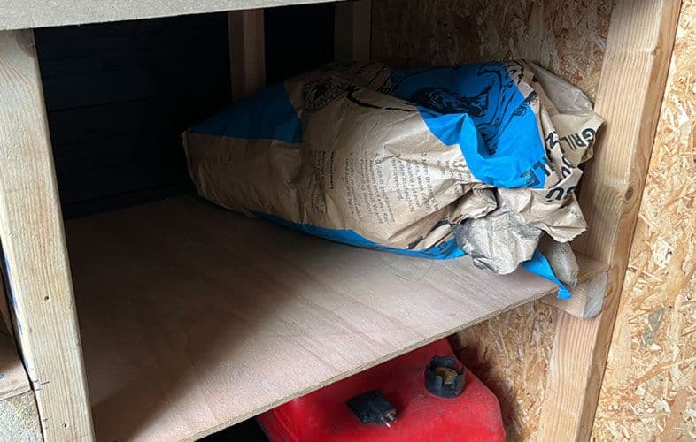 Houtskool bewaren in de schuur